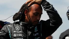 Le pilote britannique Lewis Hamilton (Mercedes) se prépare avant le départ du Grand Prix du Mexique de Formule 1, le 7 novembre 2021 sur le podium du circuit des Trois Frères à Mexico