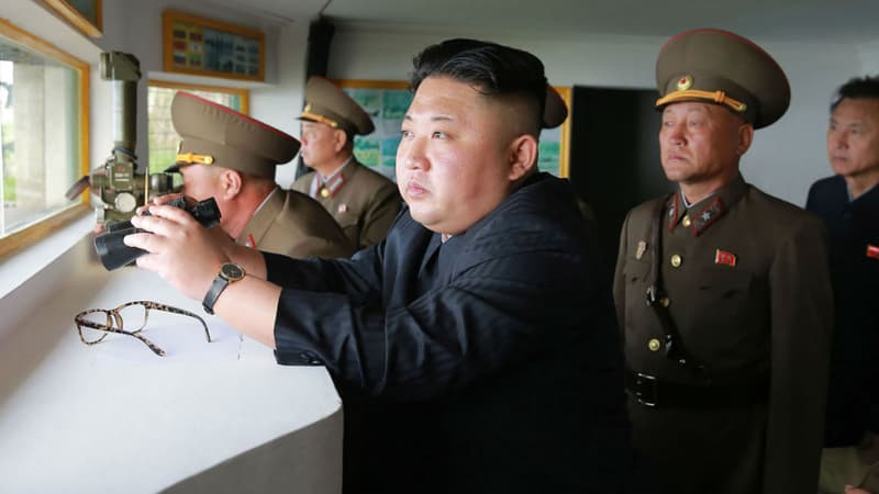 Le chef d'Etat nord-coréen Kim Jong-Un en visite dans des bâtiments de défense. (Photo de l'agence nord-coréenne KCNA)