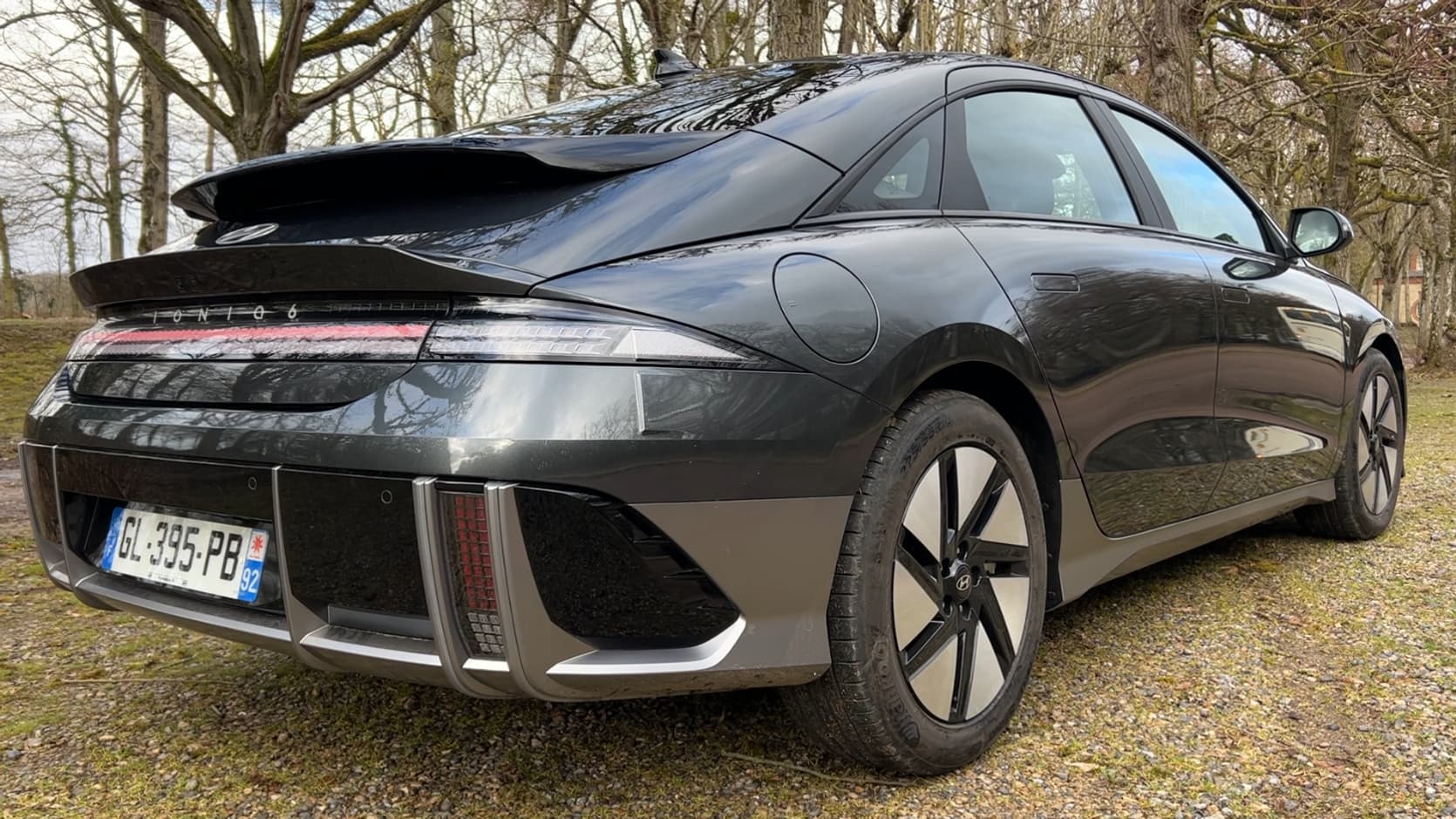L'arrière "queue de canard" de cette Ioniq 6 lui donne un petit côté Porsche. L'arrière "queue de canard" de cette Ioniq 6 lui donne un petit côté Porsche.