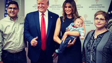 Le couple présidentiel américain prend la pose avec un orphelin de la fusillade d'El Paso, à l'hôpital, le 7 août dernier.