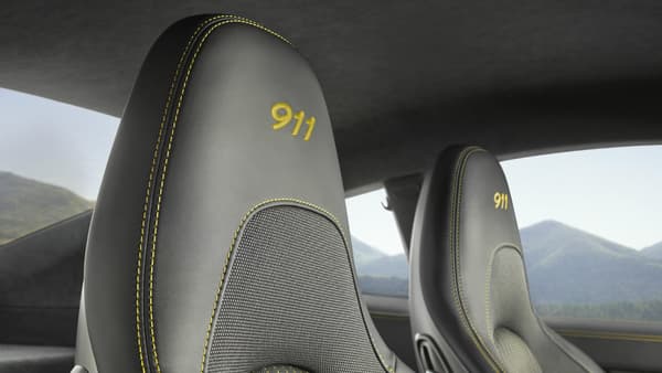 La 911 T dispose de sièges sport, avec le simple monogramme 911. L'appellation 911 T apparait elle sur le bas de portière.