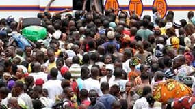 Des milliers d'Ivoiriens fuyant les violences à Abidjan, la capitale économique de la Côte d'Ivoire, ont conflué dimanche vers la gare routière centrale, s'entassant à bord de cars avec leurs bagages pour tenter de gagner les campagnes. /Photo prise le 20
