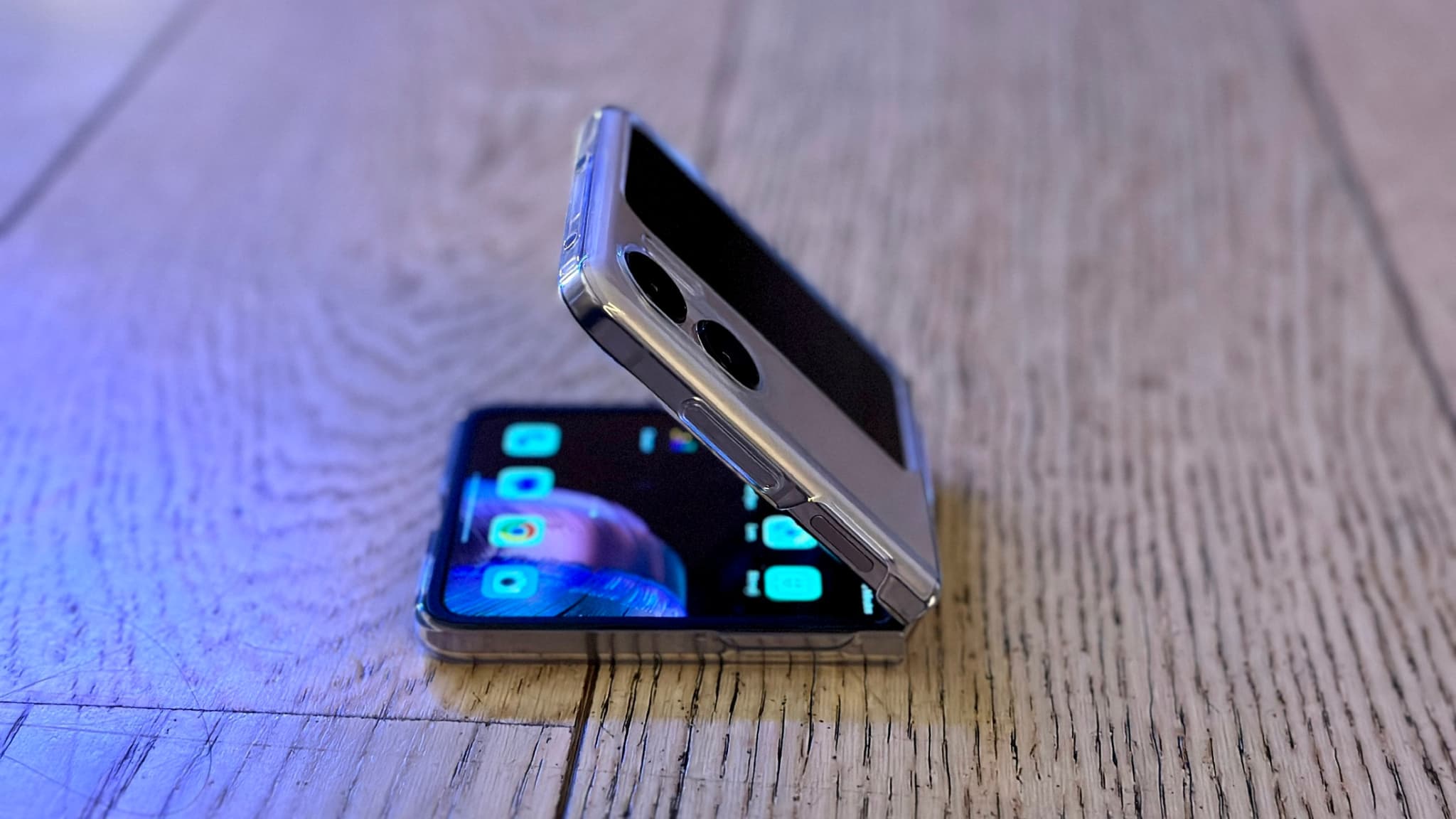 Oppo Find N2 Flip avec sa coque de protection Oppo Find N2 Flip avec sa coque de protection