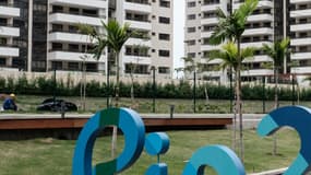 Le logo Rio 2016, à l'entrée du village olympique et paralympique à Rio de Janeiro, au Brésil, le 23 juin 2016. 