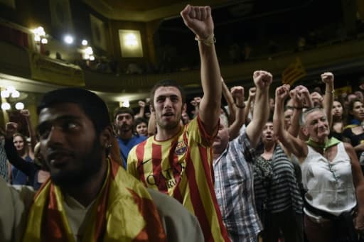 Des militants du parti indépendantiste, d'extrême gauche, Candidature d'unité populaire (CUP) manifestent leur joie le 27 septembre 2015 à Barcelone Des militants du parti indépendantiste, d'extrême gauche, Candidature d'unité populaire (CUP) manifestent leur joie le 27 septembre 2015 à Barcelone