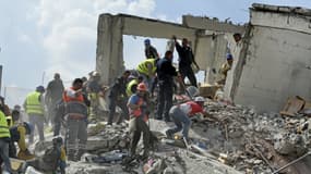 Les secours tentent de retrouver des survivants parmi les décombres d'un immeuble, écroulé après le séisme à Mexico, le 19 septembre 2017. 