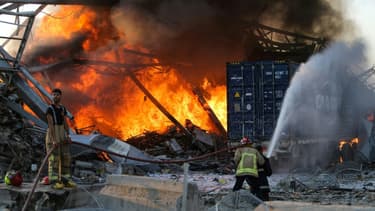 Des pompiers luttent contre un incendie après deux puissantes explosions à Beyrouth, le 4 août 2020