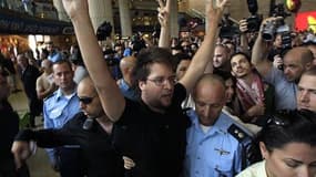 Israël va expulser samedi au moins 120 passagers soupçonnés d'être des militants pro-palestiniens venus apporter leur soutien à la cause palestinienne à l'aéroport Ben Gourion de Tel Aviv. /Photo prise le 8 juillet 2011/ REUTERS/Ronen Zvulun