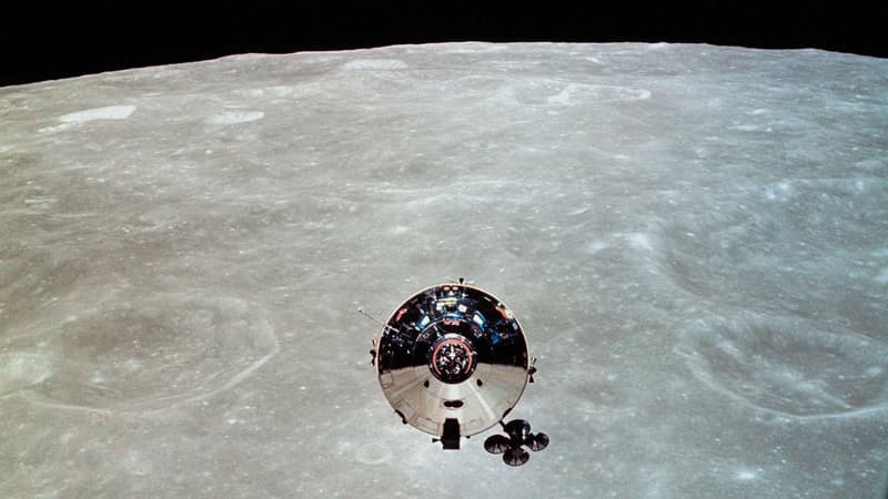 Le module de commande Apollo 10, piloté par l'astronaute John Young, est photographié depuis le module lunaire du vaisseau le 22 mai 1969.