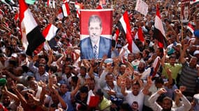 Des partisans de Mohamed Morsi brandissent son portrait place Tahrir, au Caire.