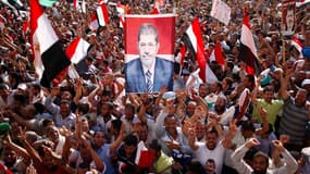 Des partisans de Mohamed Morsi brandissent son portrait place Tahrir, au Caire.