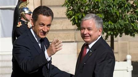Nicolas Sarkozy a adressé ses condoléances aux autorités polonaises après la mort du chef de l'Etat Lech Kaczynski dans un accident d'avion en Russie. "Avec sa disparation, la France perd un ami profondément attaché au développement des relations entre no