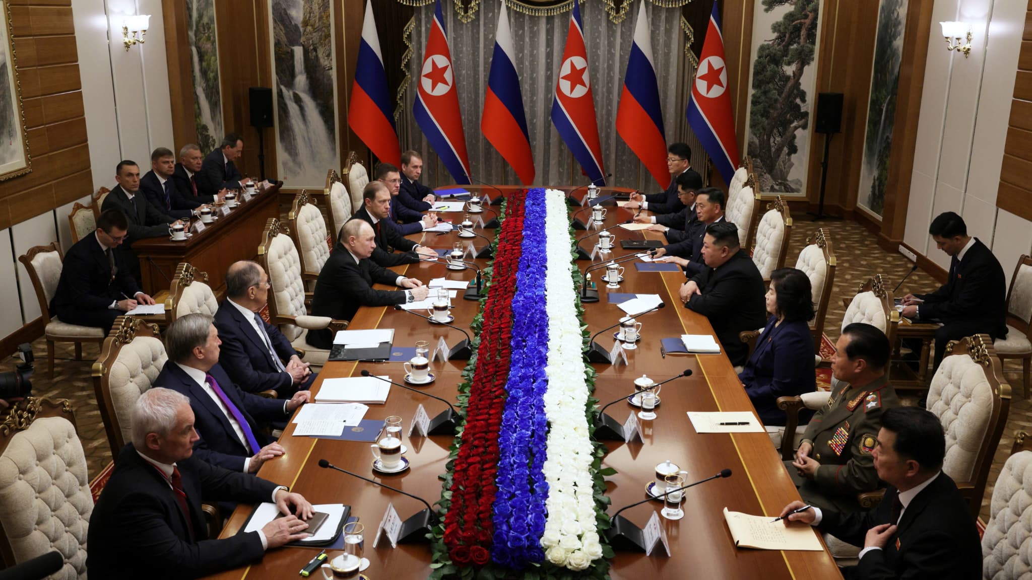 Le dirigeant nord-coréen Kim Jong Un (au centre, à droite) écoute le président russe Vladimir Poutine (au centre, à gauche) lors de leur rencontre à Pyongyang, le 19 juin 2024. 