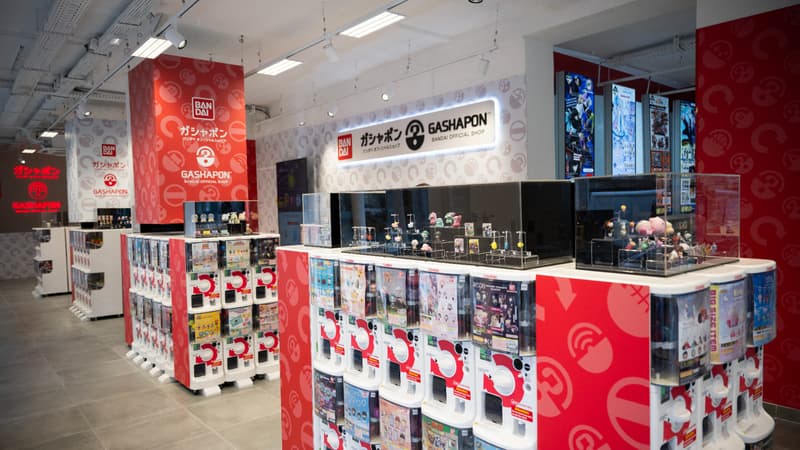 Dragon Ball, Mario, Tamagotchi... La folie des distributeurs de jouets japonais Bandai débarque à Paris (et les adultes sont les principales cibles)