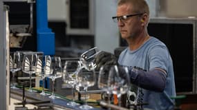 Un ouvrier de la verrerie Arc, à Arques, en France, le 9 septembre 2022