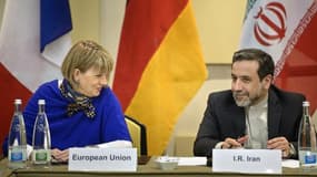La négociatrice de l'Union européenne, Helga Schmidid, et le ministre adjoint iranien des Affaires étrangères, Abbas Araghchi, le 26 mars 2015 à Lausanne