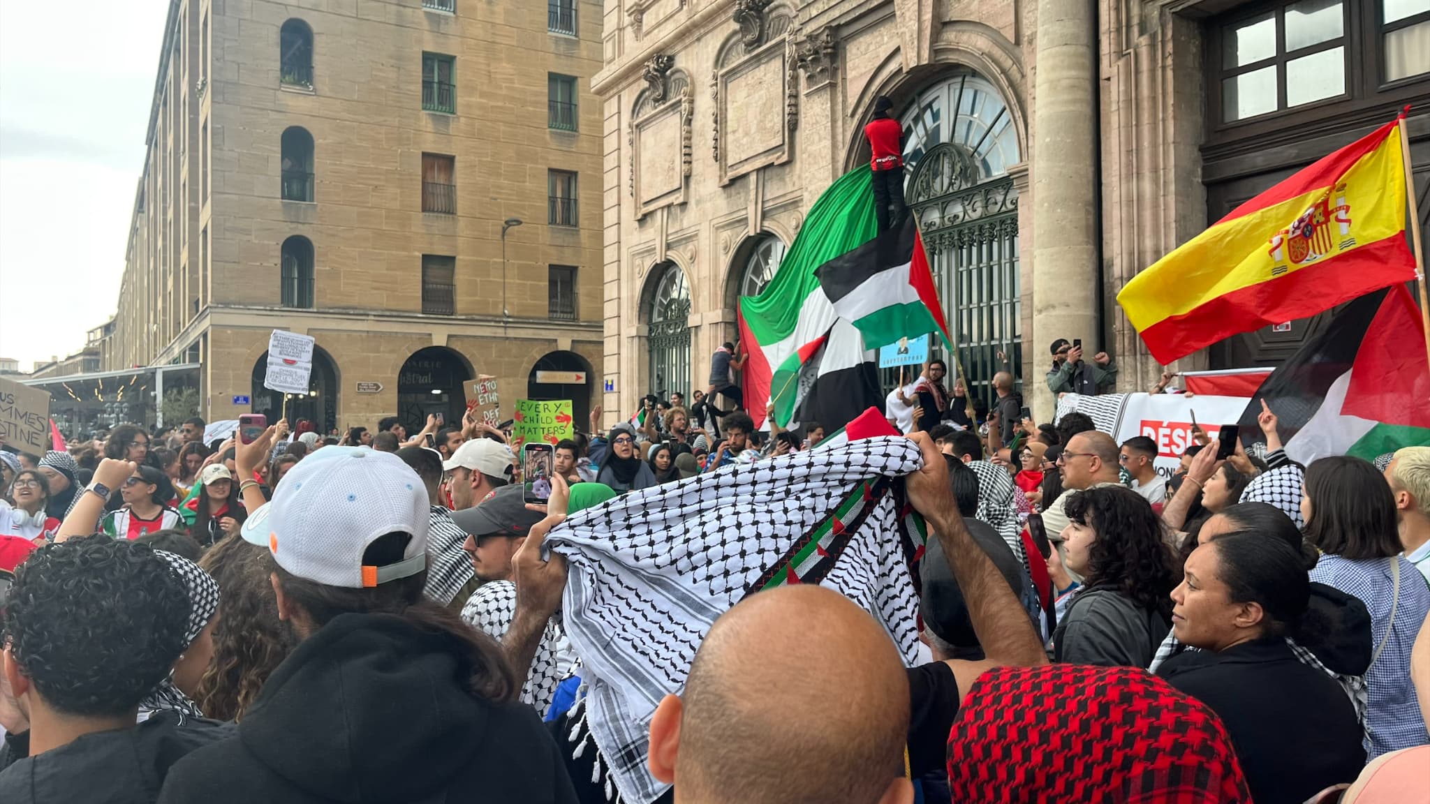 Un drapeau palestinien accroché sur la façade de l'hôtel de ville de Marseille à l'occasion d'une manifestation en soutien à Gaza le dimanche 2 juin 2024.