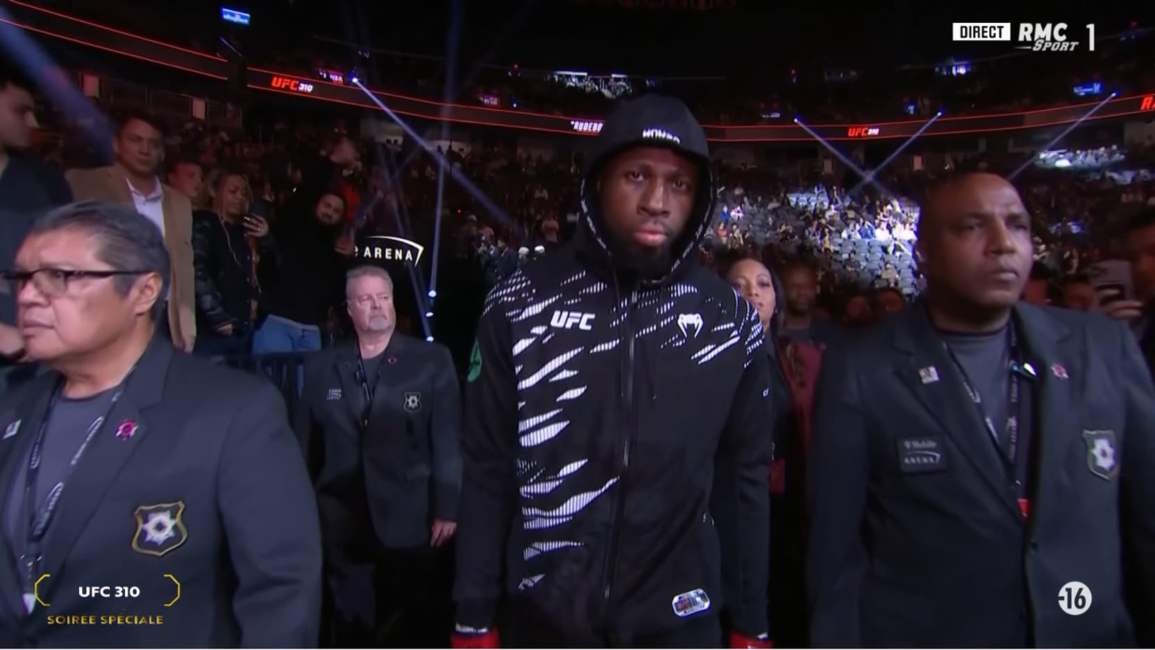 Randy "Rude Boy" Brown entre dans la T-Mobile Arena, le 8 décembre 2024. 