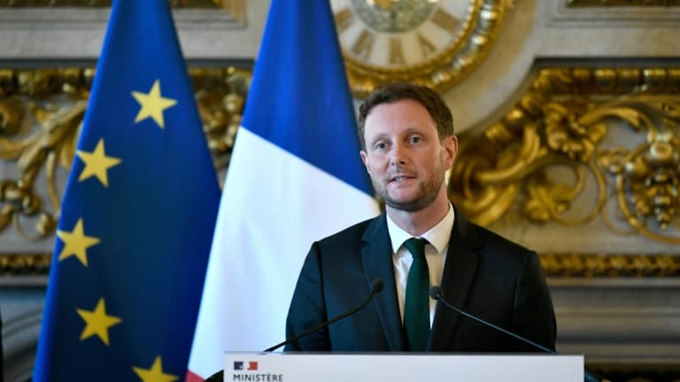 Le nouveau ministre délégué aux Transports Clément Beaune durant la cérémonie de passation au ministère des Affaires étrangères à Paris, le 4 juillet 2022