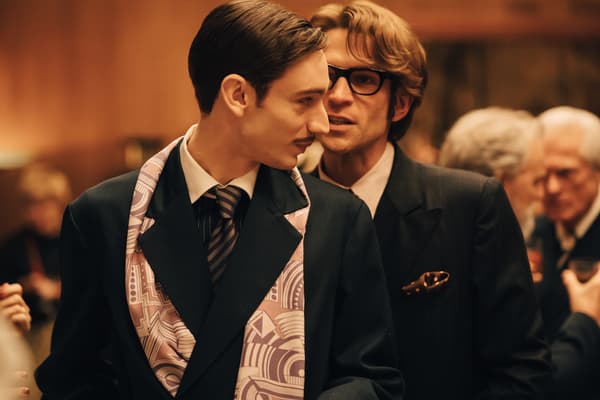 Jacques de Bascher (Théodore Pellerin) et Yves Saint Laurent (Arnaud Valois) dans la série diffusée sur Disney+ Becoming Karl Lagerfeld