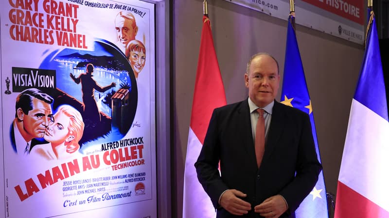 Le prince Albert II of Monaco pose devant une affiche de "La Main au collet" le 27 septembre 2022 à Nice