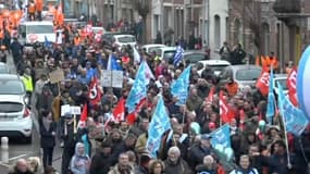 Des manifestants défilent lors d'un rassemblement contre la réforme des retraites à Saint-Omer, le 11 février 2023.