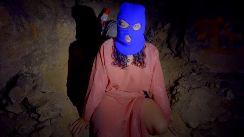 L'une des membres des Pussy Riot dans le clip de "Mama, don't watch TV"