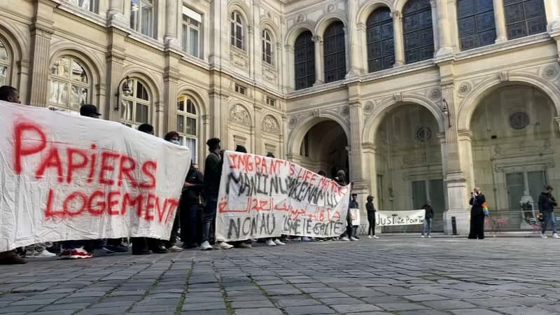 Un Collectif De Migrants Envahit Lhôtel De Ville De Paris Pour Demander Des Logements 6374