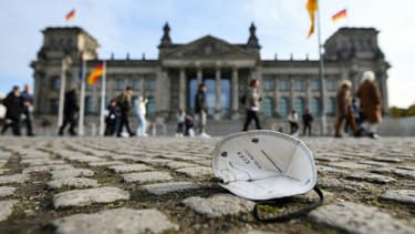 Un masque abandonné sur le sol, devant le Reichstag, le 19 octobre 2021 à Berlin