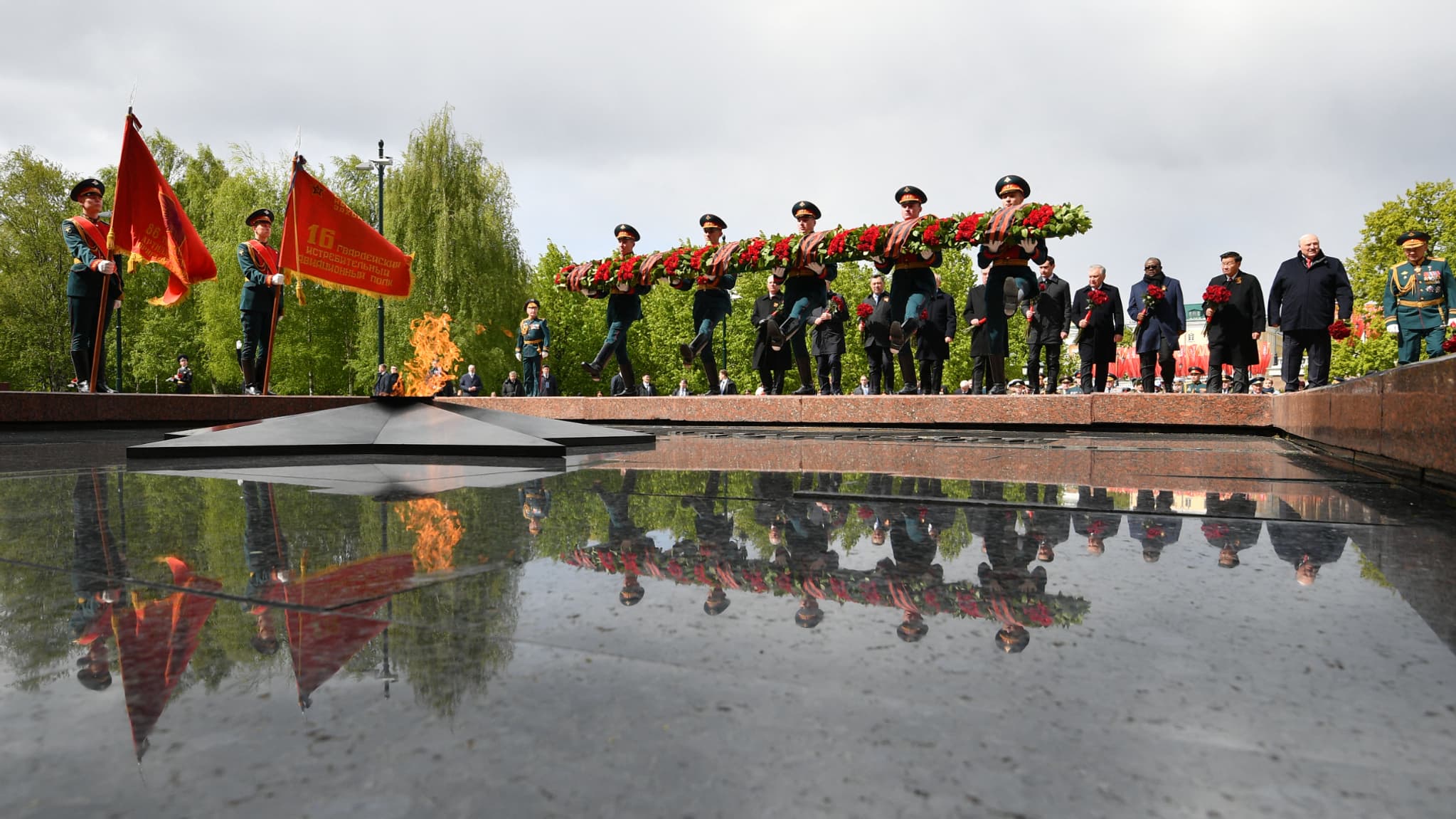 Vladimir Poutine et des dirigeants étrangers vont déposer des fleurs sur la tombe du Soldat inconnu près du mur du Kremlin, le 9 mai 2024.