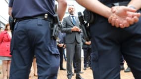 Le Premier ministre Edouard Philippe rencontre les policiers de la Brigade spécialisée de terrain (BST), le 9 juin 2020 à Evry