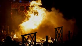 Un feu à Nanterre, dans la nuit du 28 au 29 juin 2023, lors d'affrontements après la mort de Nahel, tué par un policier lors d'un contrôle 