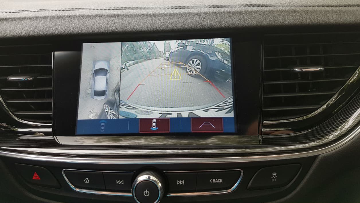 Avec sa longueur, les aides au stationnement ne sont pas de trop pour évoluer en confiance entre les obstacles Avec sa longueur, les aides au stationnement ne sont pas de trop pour évoluer en confiance entre les obstacles