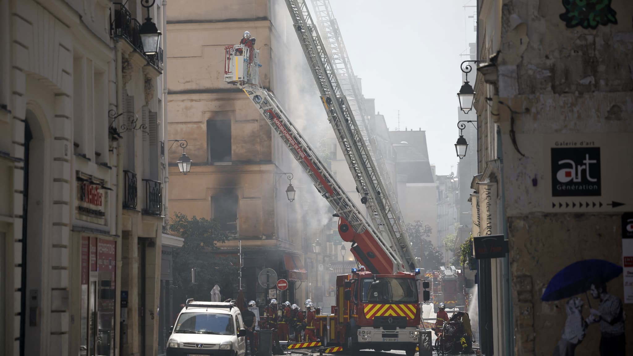 Paris: 7 blessés dont 5 pompiers dans un incendie en face du BHV, fermé Paris: 7 blessés dont 5 pompiers dans un incendie en face du BHV, fermé