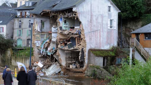 Une maison éventrée le long de l'Isole.