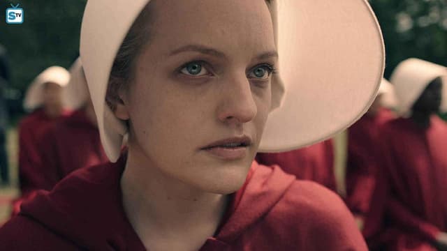 L'actrice Elizabeth Moss dans la série "La servante écarlate".