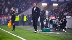 Paulo Fonseca au bord de la pelouse du Groupama Stadium, le 23 février 2025, face au Paris Saint-Germain