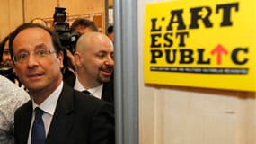 En visite à Nantes à l'occasion des Biennales internationales, François Hollande a promis jeudi qu'une fois élu il "sanctuariserait" le budget de la culture et proposerait une loi appelée à remplacer la Hadopi, le dispositif créé pour lutter contre le tél