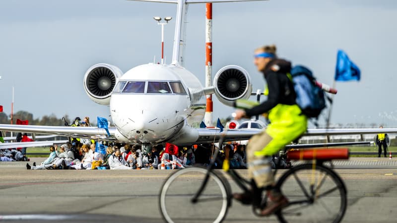 Pays-Bas: des militants écologistes bloquent le départ de jets privés à l'aéroport d'Amsterdam
