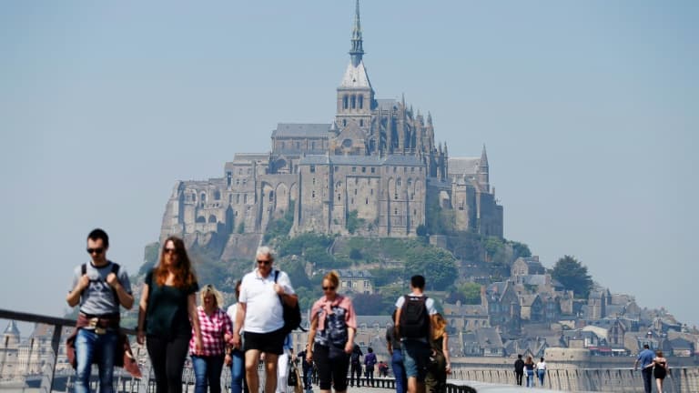 Des promeneurs sur la route menant au Mont-Saint-Michel.