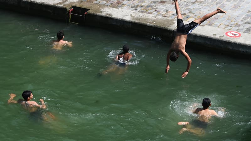 Baigneurs dans le Canal Saint Martin à Paris le 27 juin 2019, en pleine canicule