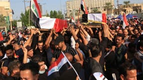 Des Iraniens portent les cercueils de manifestants tués devant le consulat du pays, le 4 novembre 2019