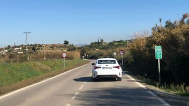Une route en Andalousie à double sens sans terre-plein central.