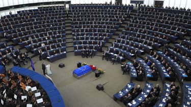 Le cercueil d'Helmut Kohl au centre de l'hémicycle du Parlement européen, le 1er juillet.