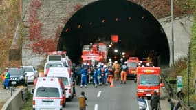 Sept personnes sont portées disparues après l'effondrement d'un tunnel autoroutier très fréquenté dimanche dans le centre du Japon. Un incendie s'est déclaré et des voitures ont été détruites à l'intérieur de ce tunnel de 4,7 km dans la préfecture de Yama