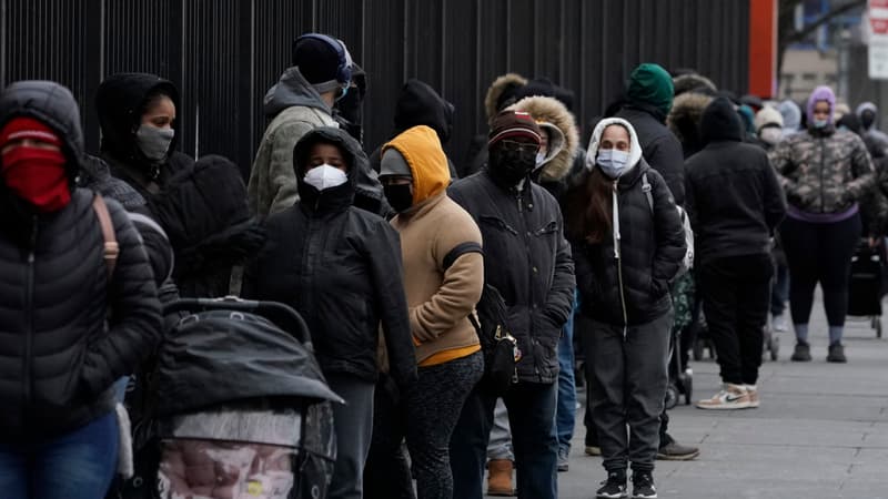 Des personnes font la queue pour un test de dépistage du Covid-19 au Lincoln Medical Center dans le Bronx, le 3 janvier 2022, à New York.
