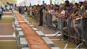 Les visiteurs de l'Exposition universelle de Milan observent la pizza la plus longue du monde, samedi 20 juin 2015.