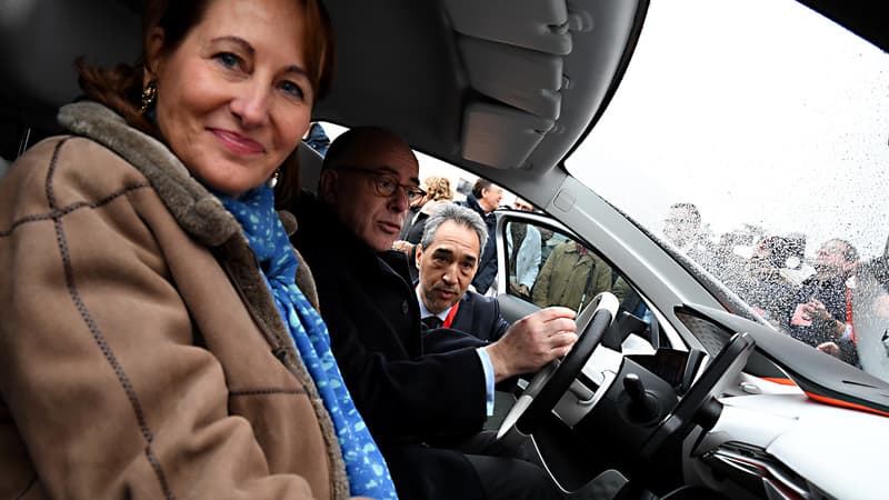 Alors que Ségolène Royal accompagnait le président en Espagne lundi, Bernard Cazeneuve s'envolait pour la Chine.