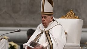Le pape François préside la messe de la nuit de Noël à la basilique Saint-Pierre au Vatican, le 24 décembre 2023.