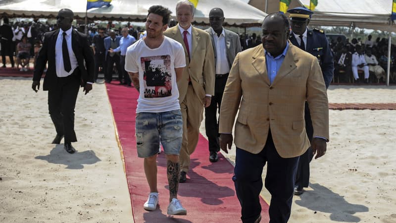La star du football, Lionel Messi, à son arrivée à Libreville, vendredi. Bermuda déchiré sur tapis rouge.
